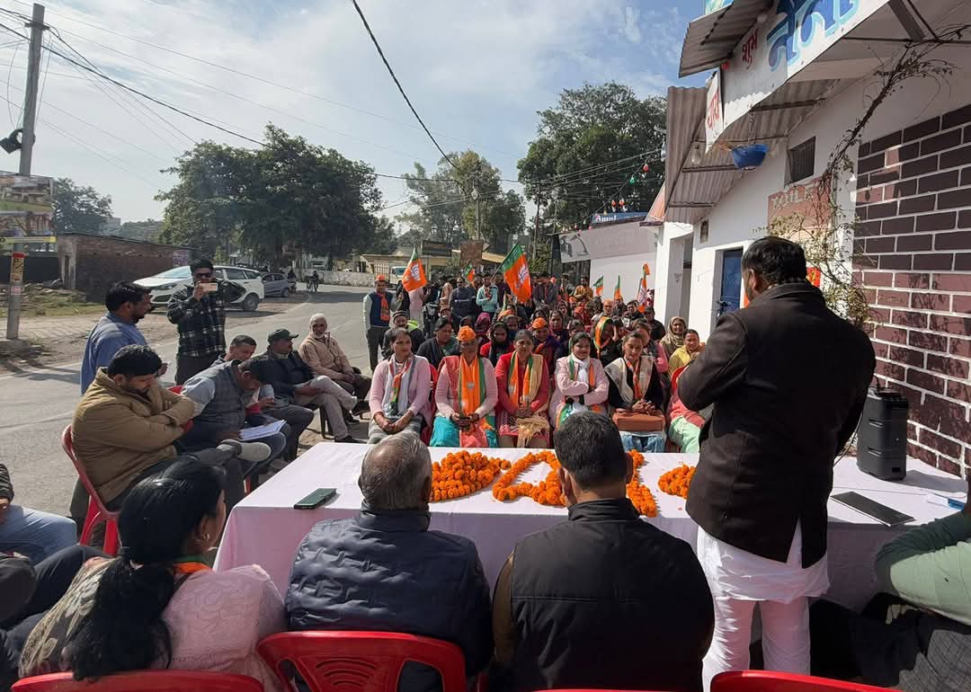 DSKoshyari's tweet image. जनता से अपील की कि भाजपा के विकास कार्यों को जारी रखने और क्षेत्र को नई ऊंचाइयों तक पहुंचाने के लिए कमल के निशान को विजय दिलाएं।

सशक्त नेतृत्व, विकास का वादा – भाजपा ही एकमात्र रास्ता।

#BJPForDevelopment #VoteForKamal
(2/2)