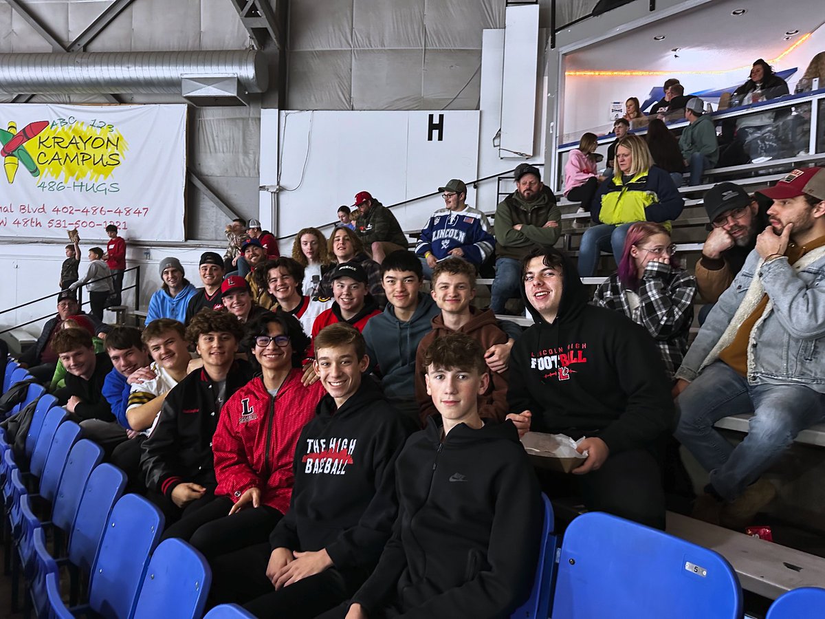Links on ice! The boys enjoyed a team outing last night watching the <a href="/LincolnStars/">Lincoln Stars</a> dominate the rink. #lhsyouknow ⛓️