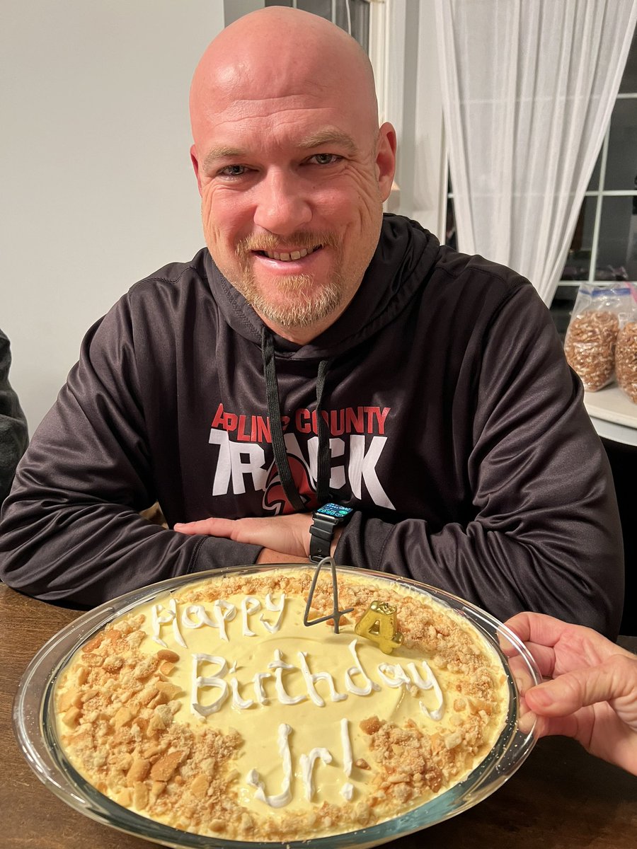 BraelynShelby09's tweet photo. Celebrated this guy’s birthday on Jan.8! Always willing to go throw, catch, hit to us when we ask, loves by picking on you, and loves ALL the terrible “dad jokes!” Love you always Dad! #bucketdad #badmintonking https://t.co/HkeUgOobXm