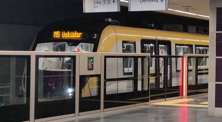 Çözüm aslında çok basit. Hem intihar vakalarını engellemiş oluyosun hem de itilme ve düşme gibi ihtimallerden de vatandaşı korumuş oluyosun. Özellikle marmaray ve yoğun metro hatlarında şart artık bu sistem. <a href="/UABakanligi/">T.C. Ulaştırma ve Altyapı Bakanlığı</a> <a href="/TCDDemiryollari/">TCDD-Türkiye Cumhuriyeti Devlet Demiryolları 🇹🇷</a> <a href="/IBBcozummerkezi/">İBB Çözüm Merkezi</a> <a href="/metroistanbul/">Metro İstanbul</a>