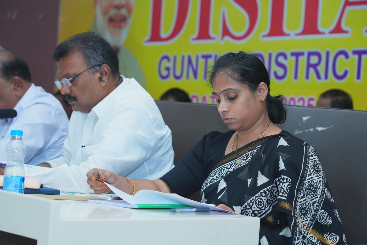 galla_madhavi's tweet photo. గుంటూరు కలెక్టరేట్ లో కేంద్ర మంత్రి పెమ్మసాని చంద్రశేఖర్ గారి అధ్యక్షతన జరిగిన సమీక్షా సమావేశంలో పాల్గొన్న గుంటూరు పశ్చిమ నియోజకవర్గ ఎమ్మెల్యే శ్రీమతి గళ్ళా మాధవి గారు.
#ReviewMeeting #collectorateoffice #guntur #Gallamadhavi #pemmasanichandrasekhar #TenaliSravanKumar #mdnaseer #burlaramanjaneyulu