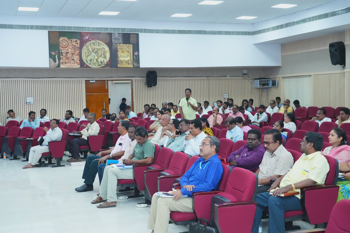 galla_madhavi's tweet photo. గుంటూరు కలెక్టరేట్ లో కేంద్ర మంత్రి పెమ్మసాని చంద్రశేఖర్ గారి అధ్యక్షతన జరిగిన సమీక్షా సమావేశంలో పాల్గొన్న గుంటూరు పశ్చిమ నియోజకవర్గ ఎమ్మెల్యే శ్రీమతి గళ్ళా మాధవి గారు.
#ReviewMeeting #collectorateoffice #guntur #Gallamadhavi #pemmasanichandrasekhar #TenaliSravanKumar #mdnaseer #burlaramanjaneyulu