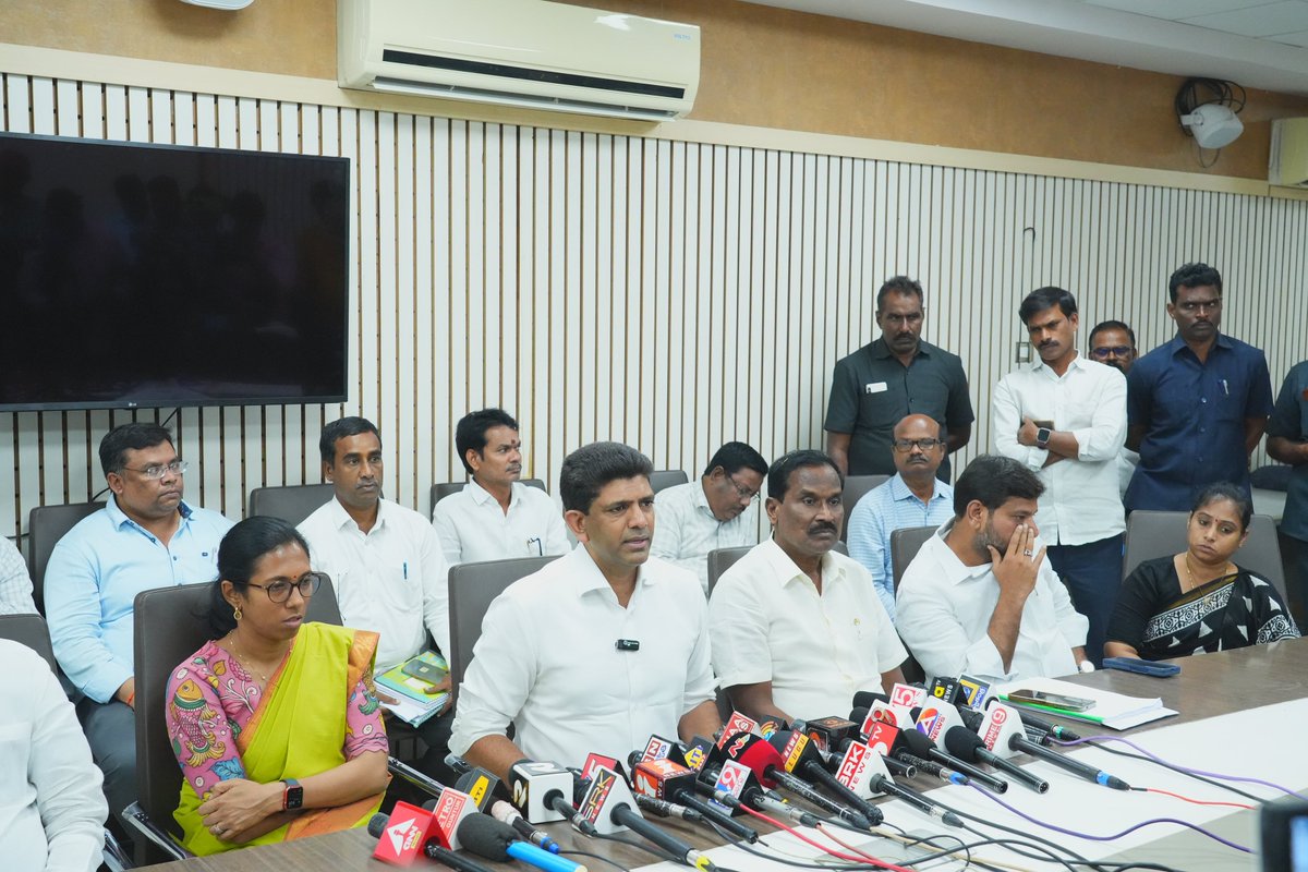 galla_madhavi's tweet photo. గుంటూరు కలెక్టరేట్ లో కేంద్ర మంత్రి పెమ్మసాని చంద్రశేఖర్ గారి అధ్యక్షతన జరిగిన సమీక్షా సమావేశంలో పాల్గొన్న గుంటూరు పశ్చిమ నియోజకవర్గ ఎమ్మెల్యే శ్రీమతి గళ్ళా మాధవి గారు.
#ReviewMeeting #collectorateoffice #guntur #Gallamadhavi #pemmasanichandrasekhar #TenaliSravanKumar #mdnaseer #burlaramanjaneyulu