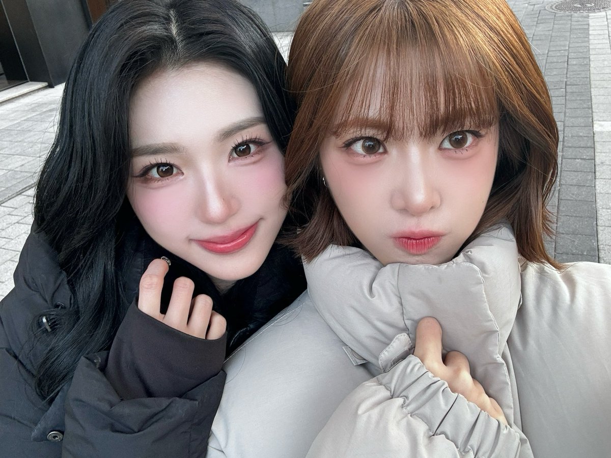 S15updates's tweet photo. 🦊 with 🍓 https://t.co/hMFhiVHcVW
