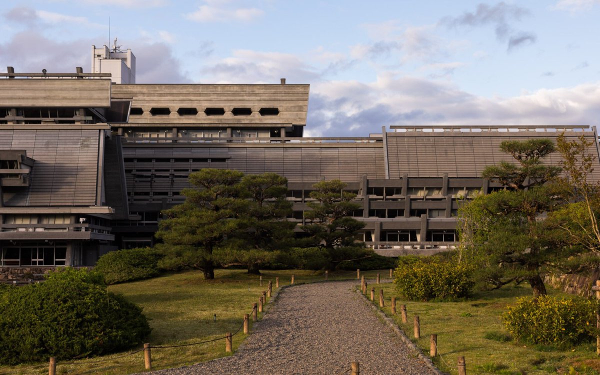 The amazing Kyoto International Conference Centre designed by Sachio Otani and completed in 1966

[Photos: r/AccidentalKubrick &amp; Jake Coppinger]