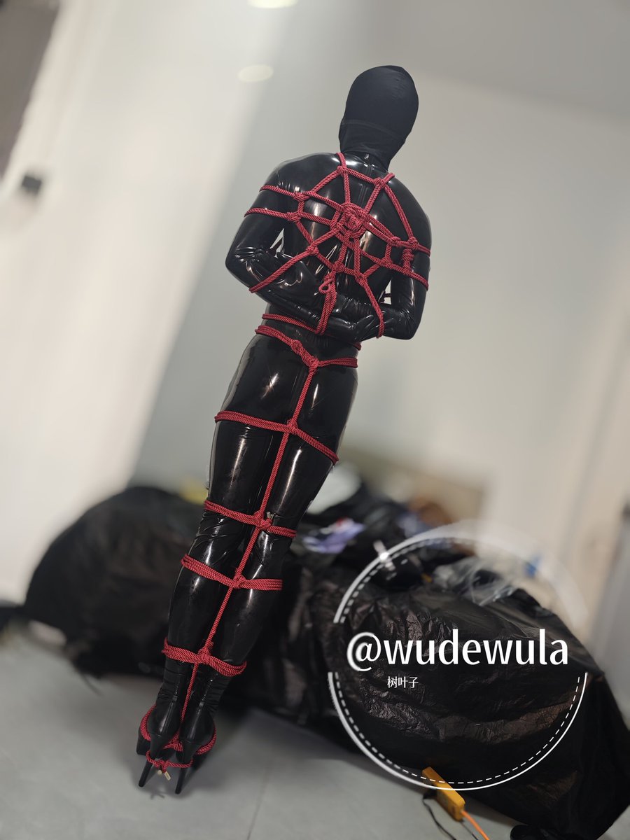 新绑法
 #绳艺 #胶衣 #捆绑
