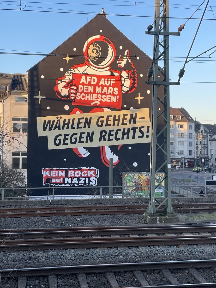 see red! Düsseldorf tweet media
