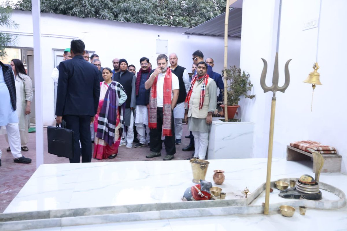 yadavtejashwi's tweet photo. बड़े भाई @RahulGandhi जी ने पटना आगमन पर  हमारे आवास स्थित गौशाला में गौमाता तथा मंदिर का भी दर्शन किया। #TejashwiYadav https://t.co/5cFiFt13vF