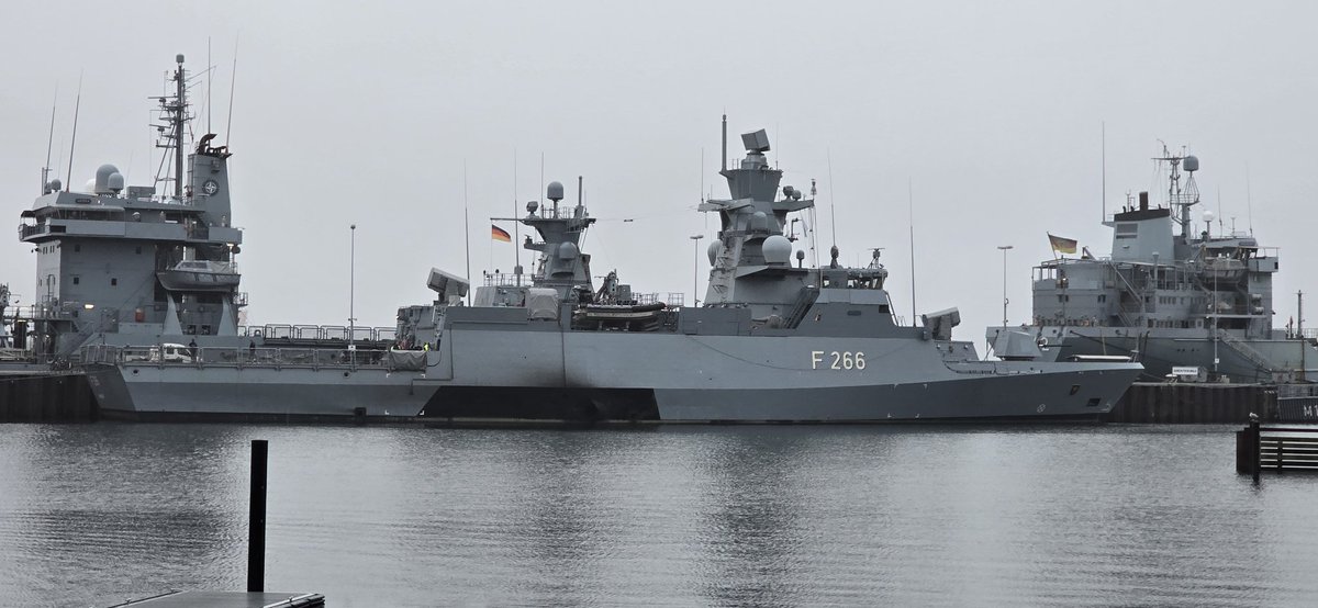 DarthFreder's tweet photo. 🇩🇪Kiel. #Naval base. The new German Navy #corvette #Braunschweig type #K130 Bauch 2 #F266 "#Emden" alongside for weekend.
New dakkadakka on foredeck.
#NVL #TKMS #GNY https://t.co/VXwnii3tsW