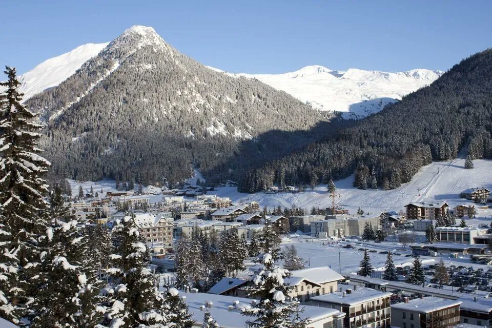 ZSchneeweiss's tweet photo. Davos is here. But what’s it actually like attending it? https://t.co/3O5c32OoKA via @estapley https://t.co/Su7s8xWVzj