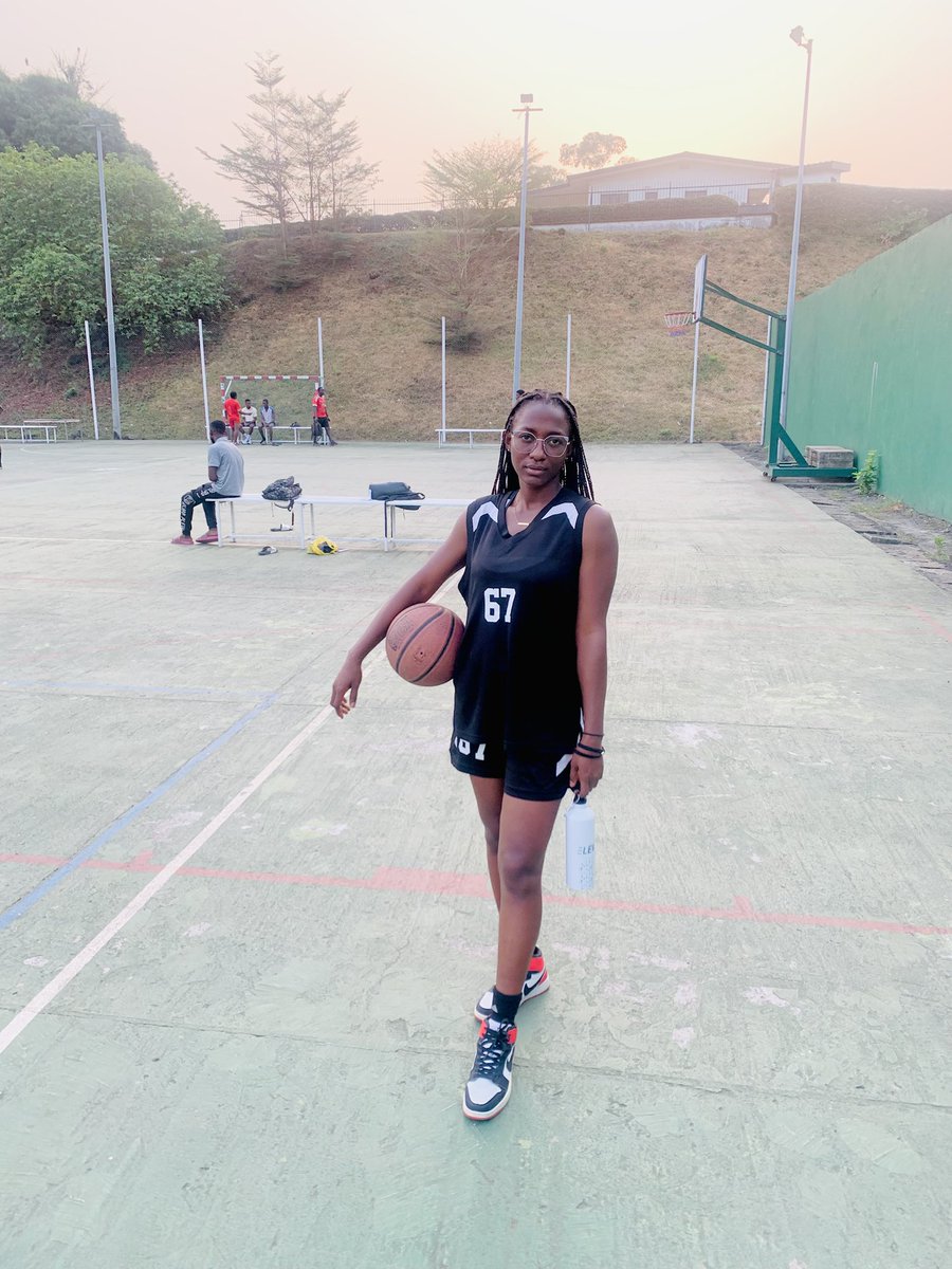 MbikangR's tweet image. Today while playing basketball one guy passed and said this
“Tout jeu joué avec les mains qui n'est pas des fesses est inutile.”
💔🤲🏽😅😅
What’s your take on this??