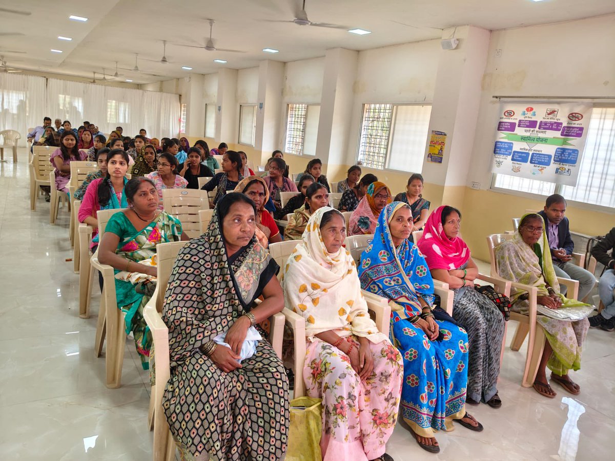 mopr_goi's tweet image. #मध्यप्रदेश के अनेक जिलों में #स्वामित्व_योजना के तहत संपत्ति कार्ड वितरित किए गए, जिससे ग्रामीणों को उनकी जमीन का कानूनी अधिकार प्राप्त हुआ। इस कदम से न केवल संपत्ति अधिकार सशक्त हुए, बल्कि ग्रामीणों में आत्मविश्वास और उत्साह का भी संचार हुआ। 

#SVAMITVAScheme #PM_SVAMITVA