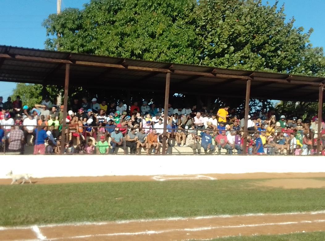 Excelentes las condiciones técnicas del terreno de juego del estadio Néstor Castillo de Puerto Esperanza en #Viñales, #PinardelRío y una entusiasta afición para inaugurar la gran final del béisbol provincial en vueltabajo.
#PinarXNuevasVictorias
<a href="/DaniellysSanch6/">Daniellys Sanchez</a>
<a href="/YulierGonzlez1/">Yulier González Pelegrín 🇨🇺</a>