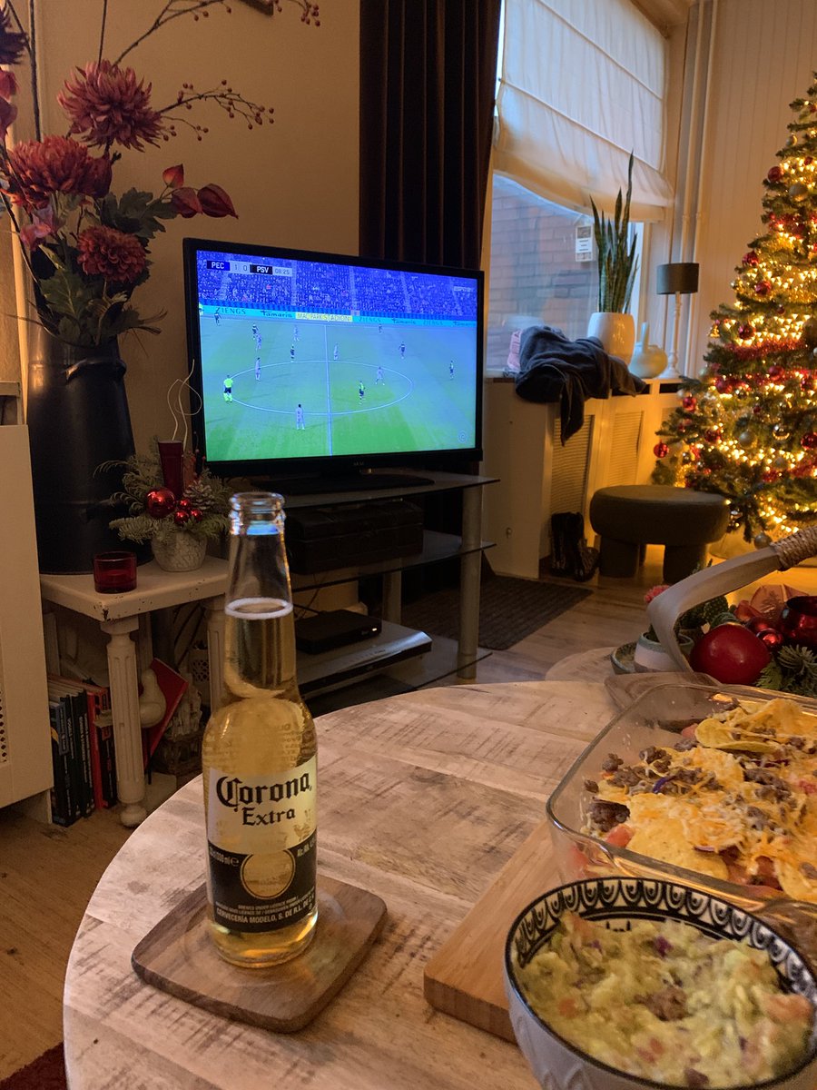 Lindaliciousss's tweet image. Eerste gewin is kattengespin! 

Cone on boys 🔴⚪️ #PecPSV