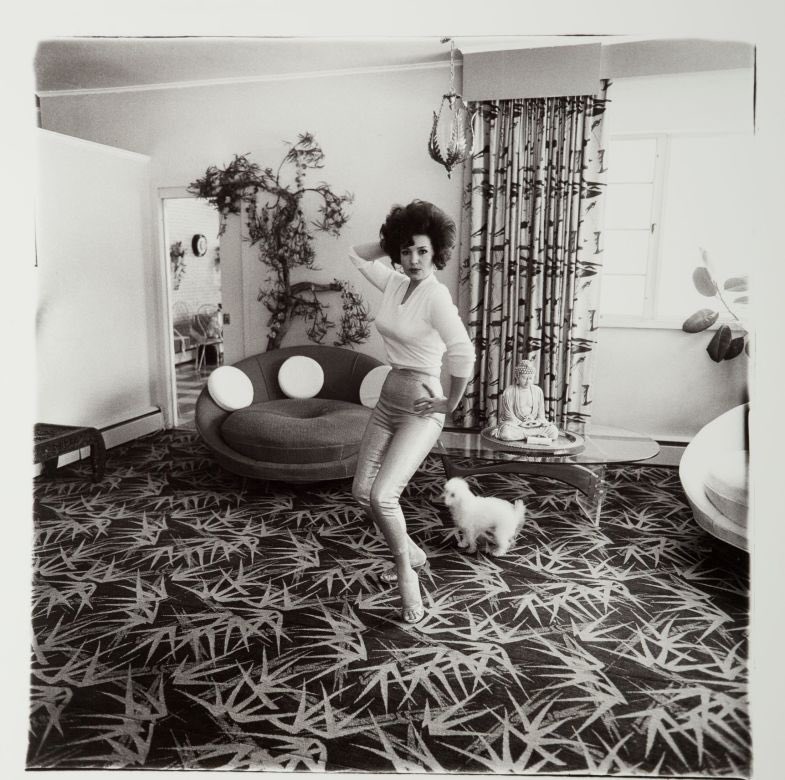 Yes! (Although *sometimes* Lynch does just dangle a weirdo in front of us in isolation, for a moment). I’m gonna do a little thread of photographers he cited as influences – it’s interesting to see where he took their work. Here’s Diane Arbus, who you’d think was working off him.