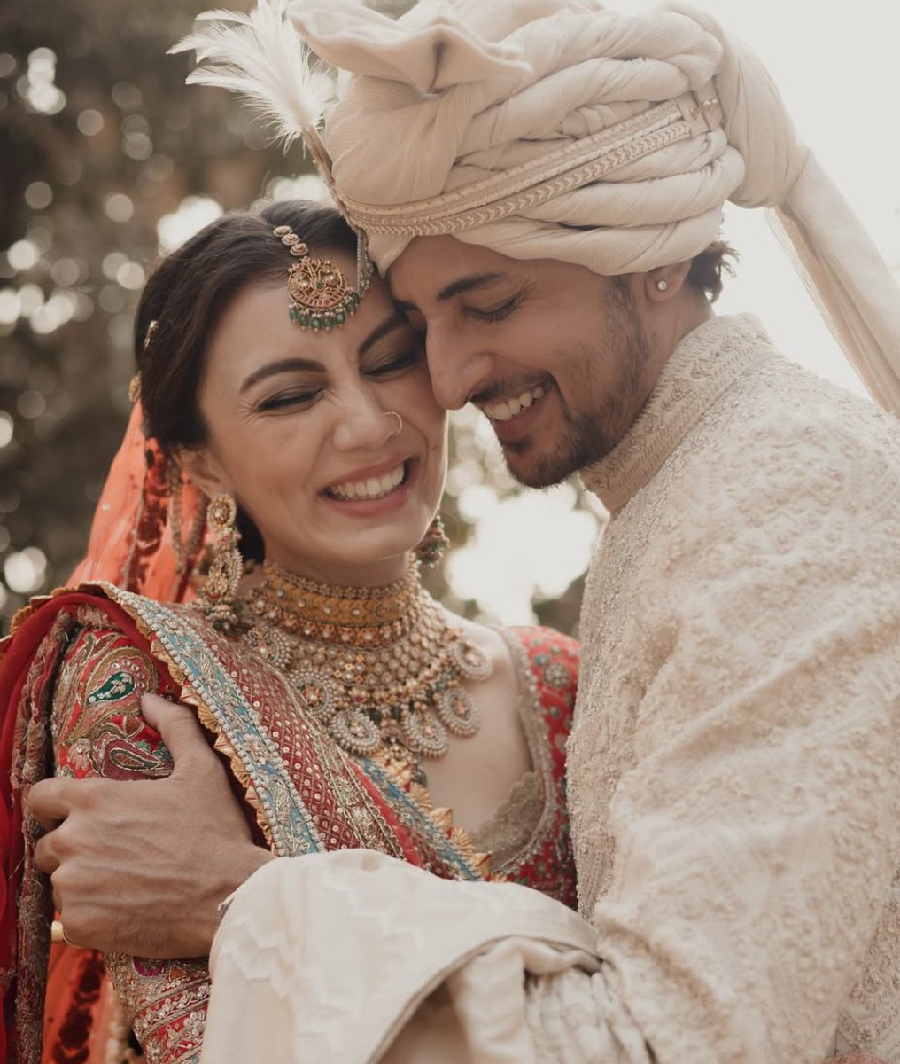 filmfare's tweet photo. Congratulations are in order! ❤️

Singer #DarshanRaval gets married to his 'best friend' #DharalSurelia. 

#Celebs https://t.co/f55SCQb5uq