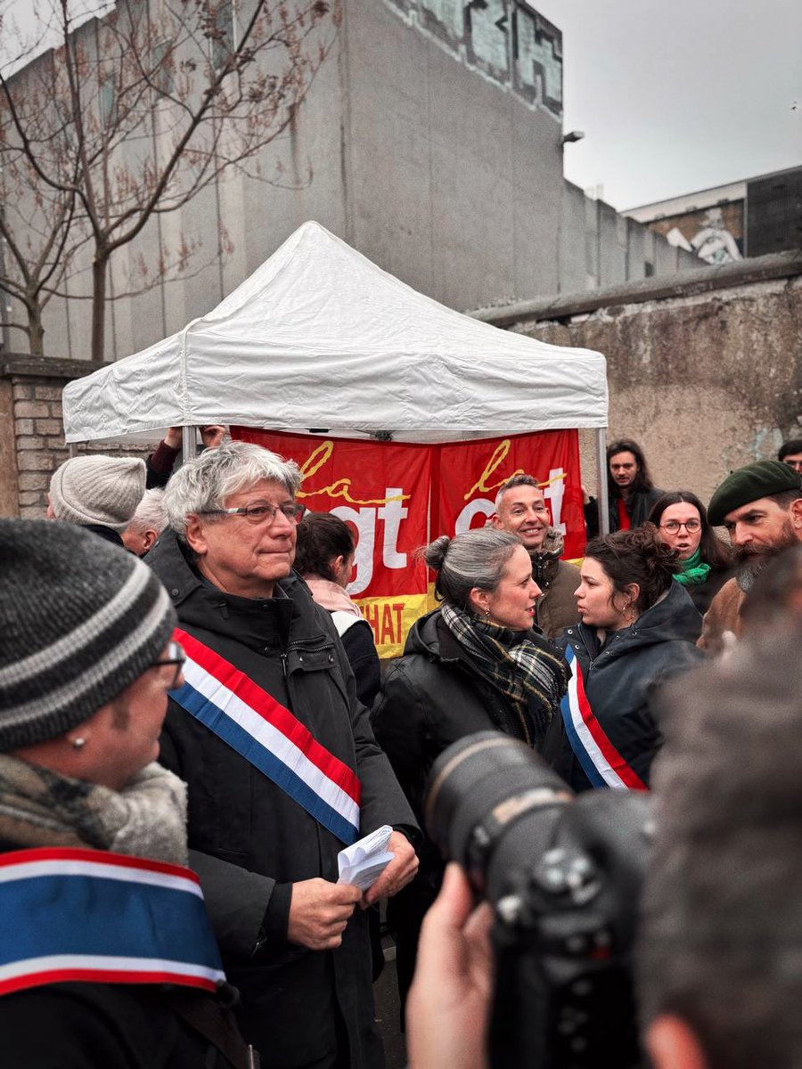 LaFIParis's tweet photo. ✊ Enorme rassemblement cet après midi devant l'hôpital Bichat pour dénoncer la fermeture des hôpitaux Bichat et Beaujon. De nombreux élus, associations, militants, collectifs et soignants pour protéger notre système de santé. https://t.co/9jQPqgjMvV