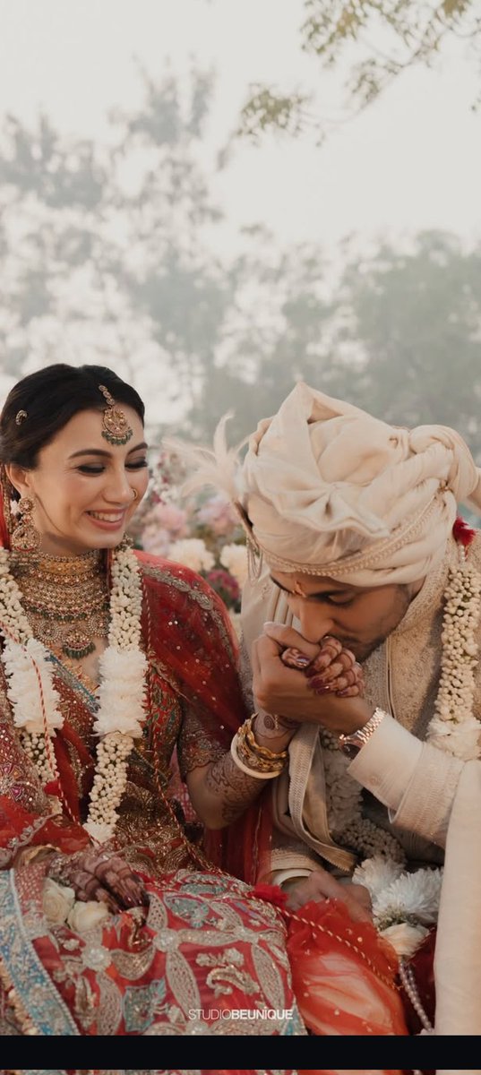 Dhanashrii3's tweet photo. Darshan in white and Dharal in red-orange have been destined for a lifetime of togetherness.💙🌸🪩♥️🧿
#happilyeverafter
18/01/2025♾️ https://t.co/9QgbBuzOQM