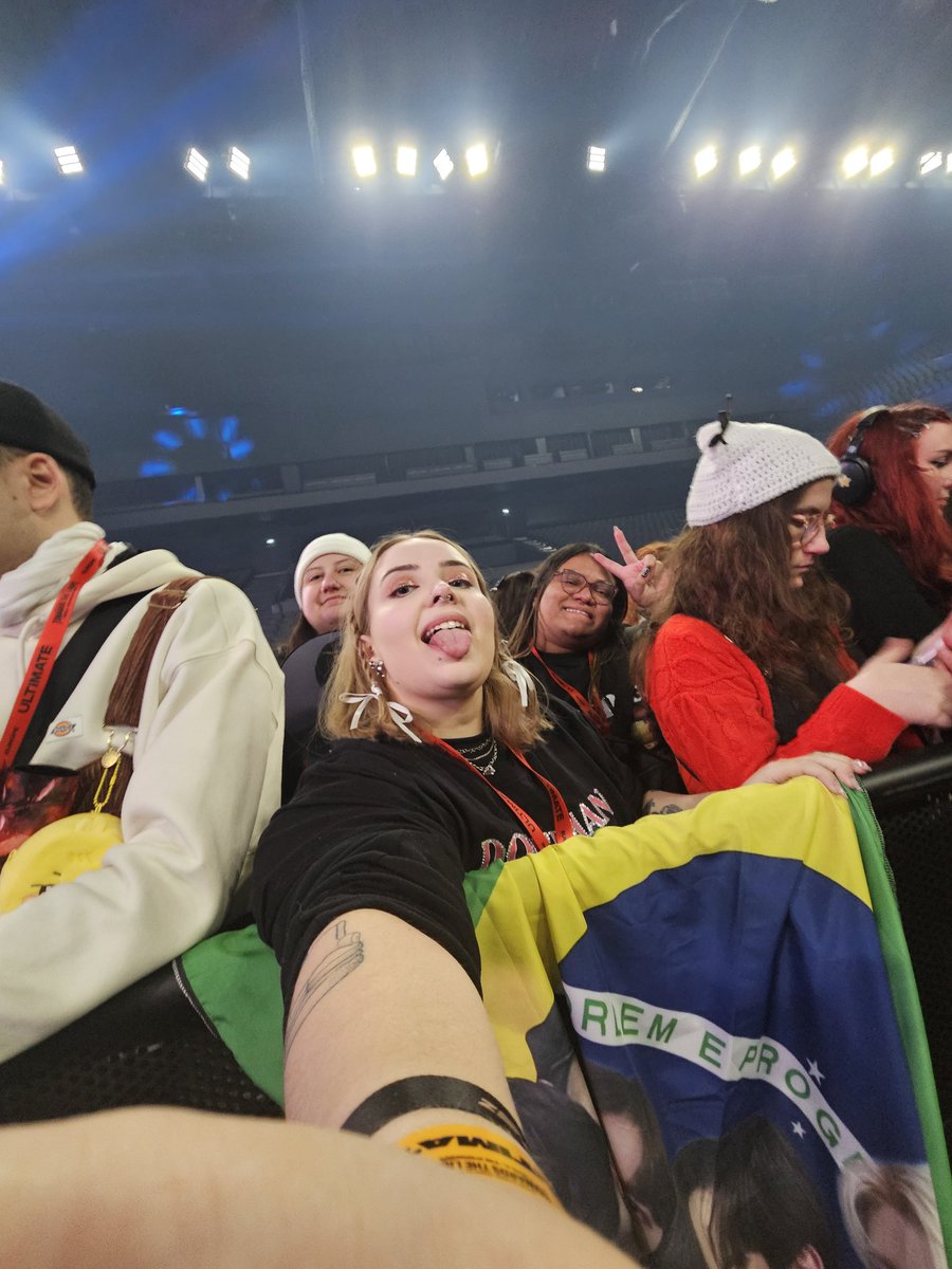 yeofangies's tweet photo. E O BRASIL TA NA GRADE PORRA @yeosector @ddeonghwacat #ATEEZinLyon #ATEEZInEurope #ATEEZ #ATINY https://t.co/Wiz9DPhPHP