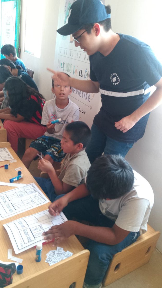 JCGonzalesA's tweet photo. Seguimos con las clases de verano en nuestra libroteca, una gran bendición para los niños de VMT !!! https://t.co/obl8VcmlRU