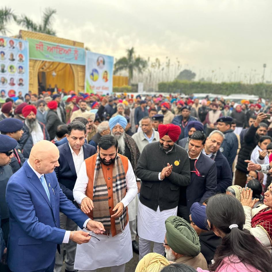 PostHaryana's tweet image. अल्पसंख्यक आयोग के अध्यक्ष. अजयवीर सिंह लालपुरा, पुत्र इकबाल सिंह लालपुरा
आधुनिक उपकरणों से सुसज्जित बस को 100 करोड़ की लागत से तैयार कर लोगों के सामने पेश किया गया.
बस का उद्घाटन हरियाणा के सीएम नायब सिंह सैनी ने किया

 #HaryanaCM #NayabSinghSaini #BusInauguration  #dailyposttv