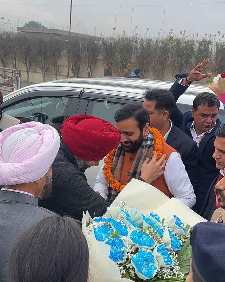 PostHaryana's tweet image. अल्पसंख्यक आयोग के अध्यक्ष. अजयवीर सिंह लालपुरा, पुत्र इकबाल सिंह लालपुरा
आधुनिक उपकरणों से सुसज्जित बस को 100 करोड़ की लागत से तैयार कर लोगों के सामने पेश किया गया.
बस का उद्घाटन हरियाणा के सीएम नायब सिंह सैनी ने किया

 #HaryanaCM #NayabSinghSaini #BusInauguration  #dailyposttv