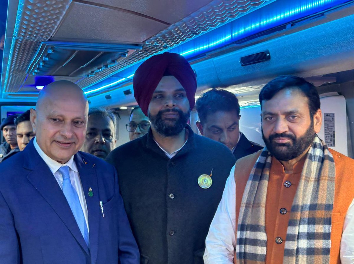 PostHaryana's tweet image. अल्पसंख्यक आयोग के अध्यक्ष. अजयवीर सिंह लालपुरा, पुत्र इकबाल सिंह लालपुरा
आधुनिक उपकरणों से सुसज्जित बस को 100 करोड़ की लागत से तैयार कर लोगों के सामने पेश किया गया.
बस का उद्घाटन हरियाणा के सीएम नायब सिंह सैनी ने किया

 #HaryanaCM #NayabSinghSaini #BusInauguration  #dailyposttv