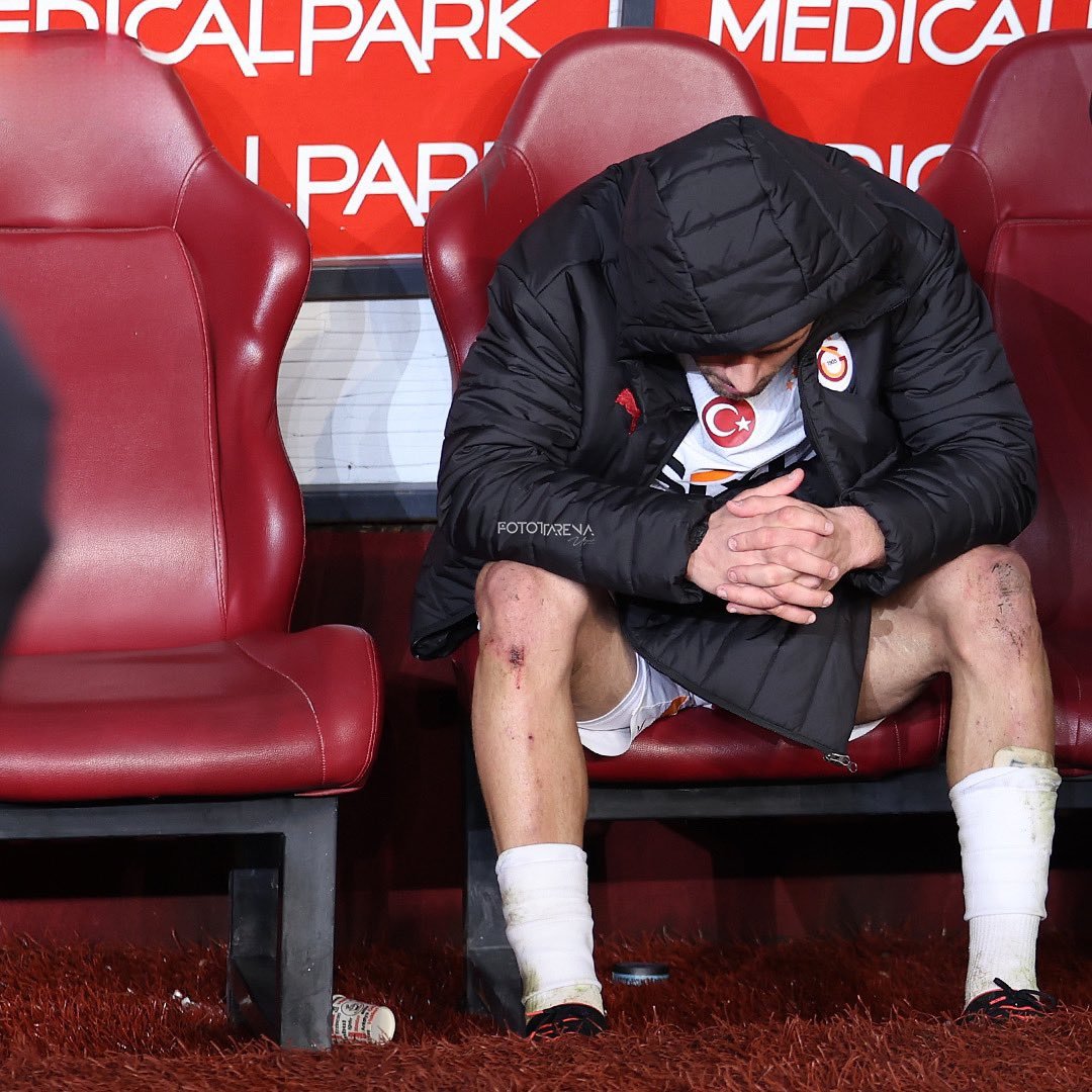 ovearya1905's tweet photo. Sen üzülme güzel kardeşim diğer maçlarda asist ve gol katkısı yaparsın olur biter. Biz senden razıyız.  #Hedef25
#barisalperyilmaz 
#HTYvsGS https://t.co/HFAuNt9ba5