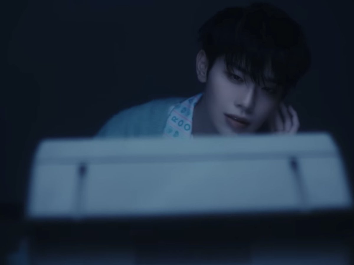 무슨생각으로 메인보컬을 이렇게 그려놨지?