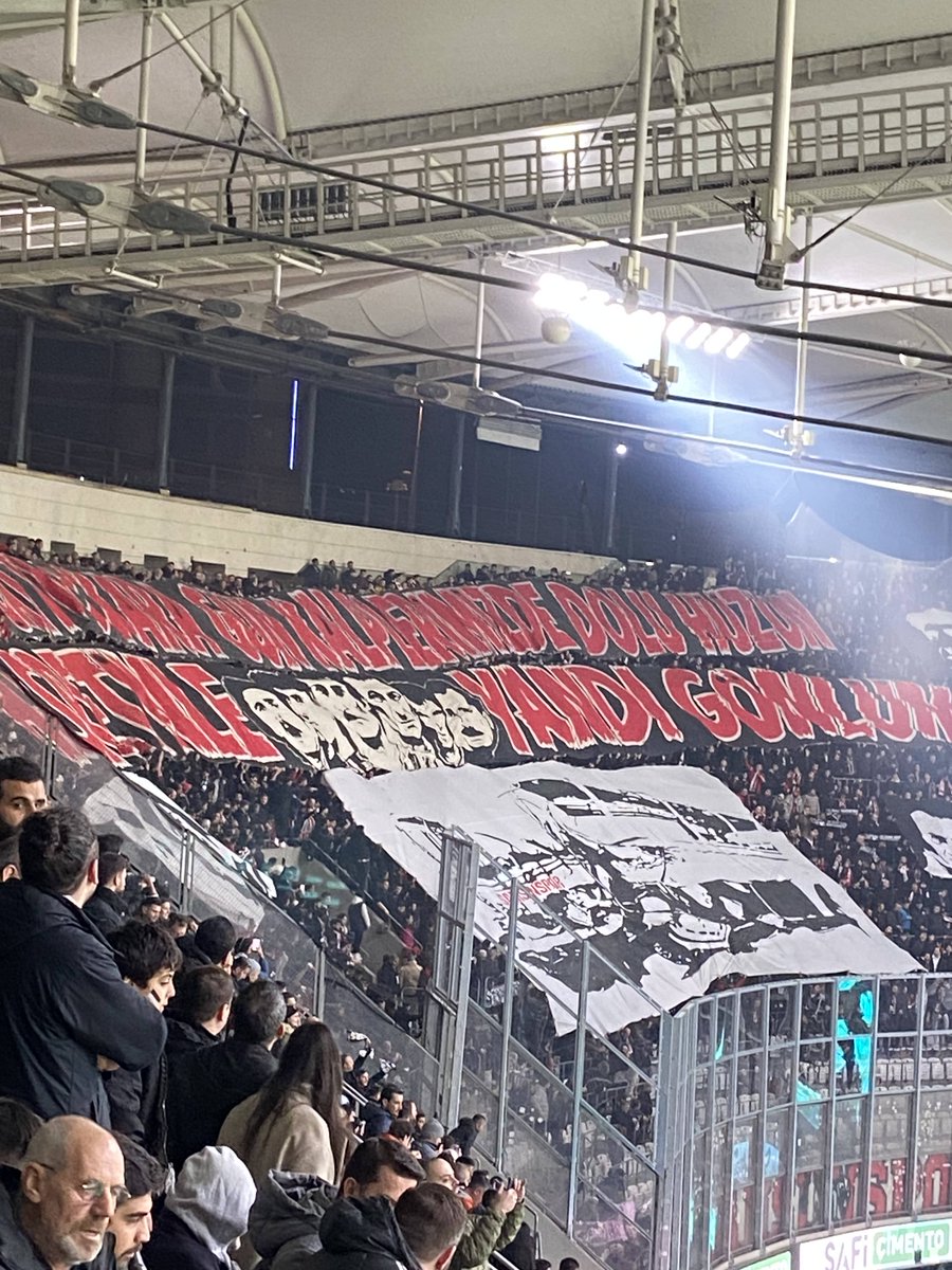 mackolik's tweet photo. Samsunspor tribünleri, 20 Ocak 1989'da yaşanan trafik kazasında hayatını kaybedenleri andı.

"Yine geldi çattı o kara gün, kalplerimizde dolu hüzün. Hasretinle yandı gönlüm." https://t.co/ELzuV6ct3o