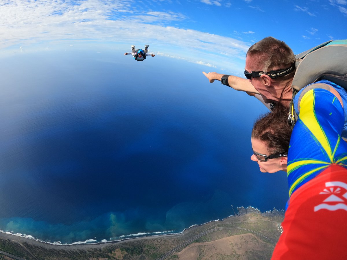 FLY974pointcom's tweet photo. La photo du jour #parachutisme #skydive #gotoreunion #gopro #goprochallenge #goprophotography #ralsa_fishing_gear #ileintense https://t.co/ykkoV0Zija