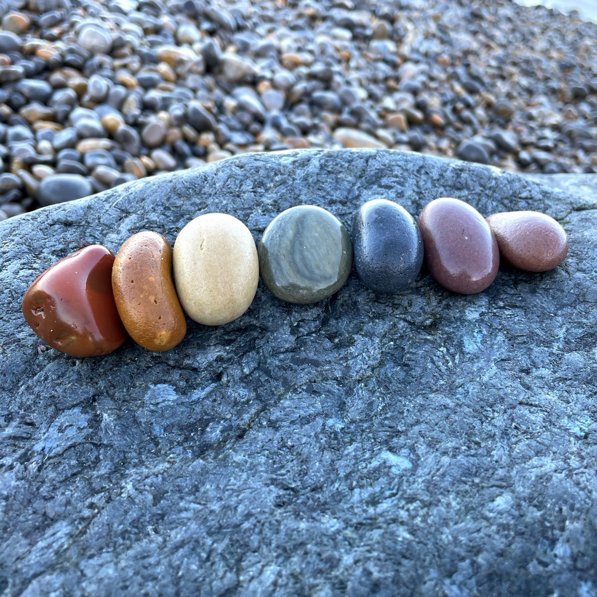 RawlinsonJulia's tweet photo. A last Norfolk post before I dive back into the woods and fields of home โ a celebration of #PebbleRainbows. I love how a beach that looks grey from a distance reveals so many colours when you look closely ๐
#PebbleArt #PebbleRainbow #NatureRainbow #Beachcombing https://t.co/3DvKp3cgp5