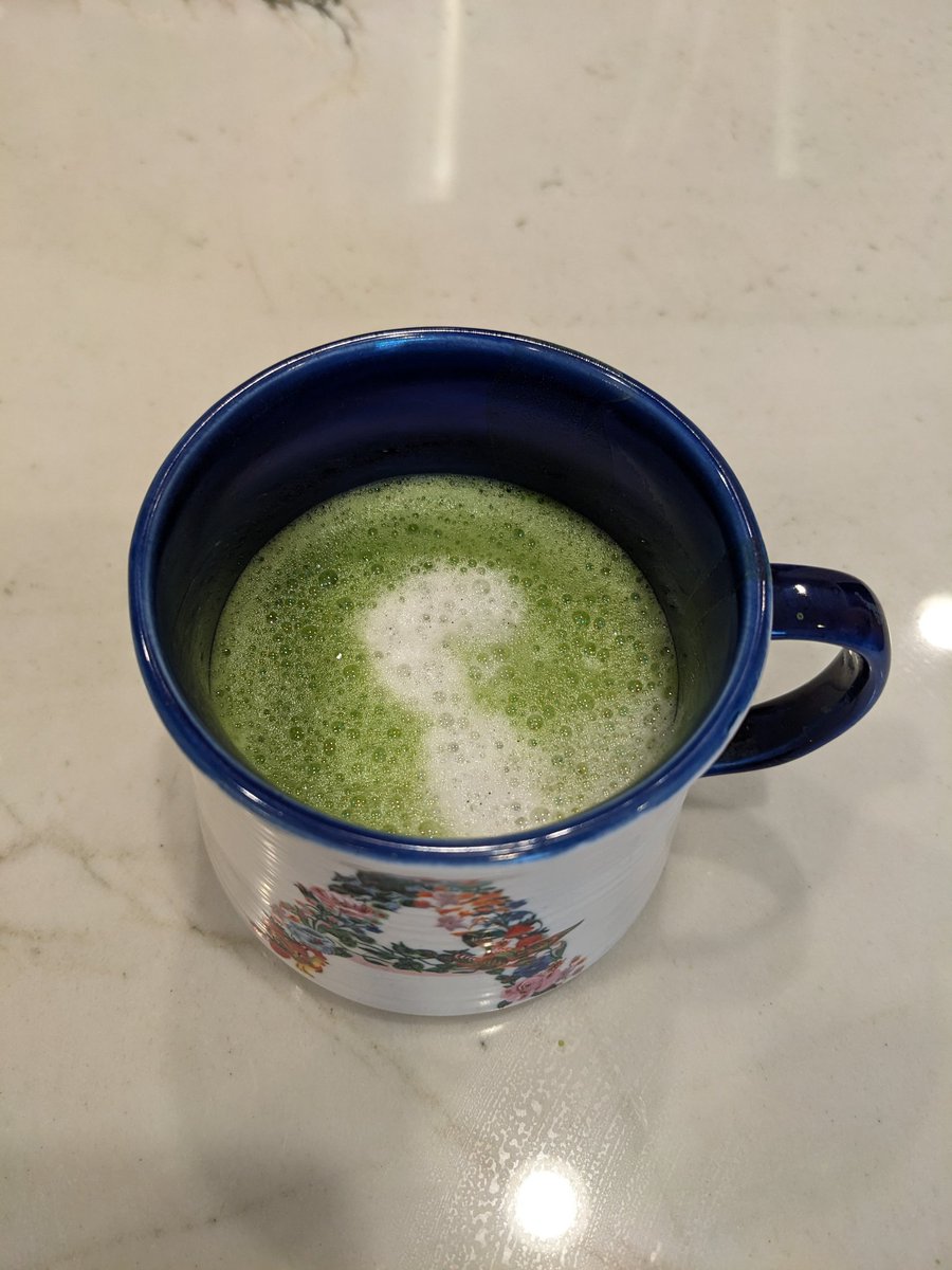 Happy Saturday from me and my vanilla matcha latte 💚