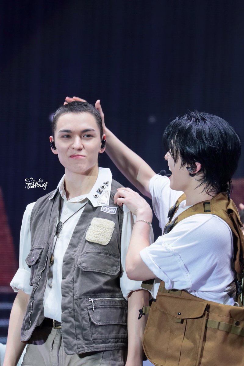 takasugi4Vernon's tweet photo. 250118 RIGHT HERE to BULACAN

만지면 무슨 느낌이죠? 디노군? 🥹

 #버논　#최한솔　#VERNON  #バーノン　#seventeen #세븐틴 
#DINO #디노 #ディノ https://t.co/LncafSpymt