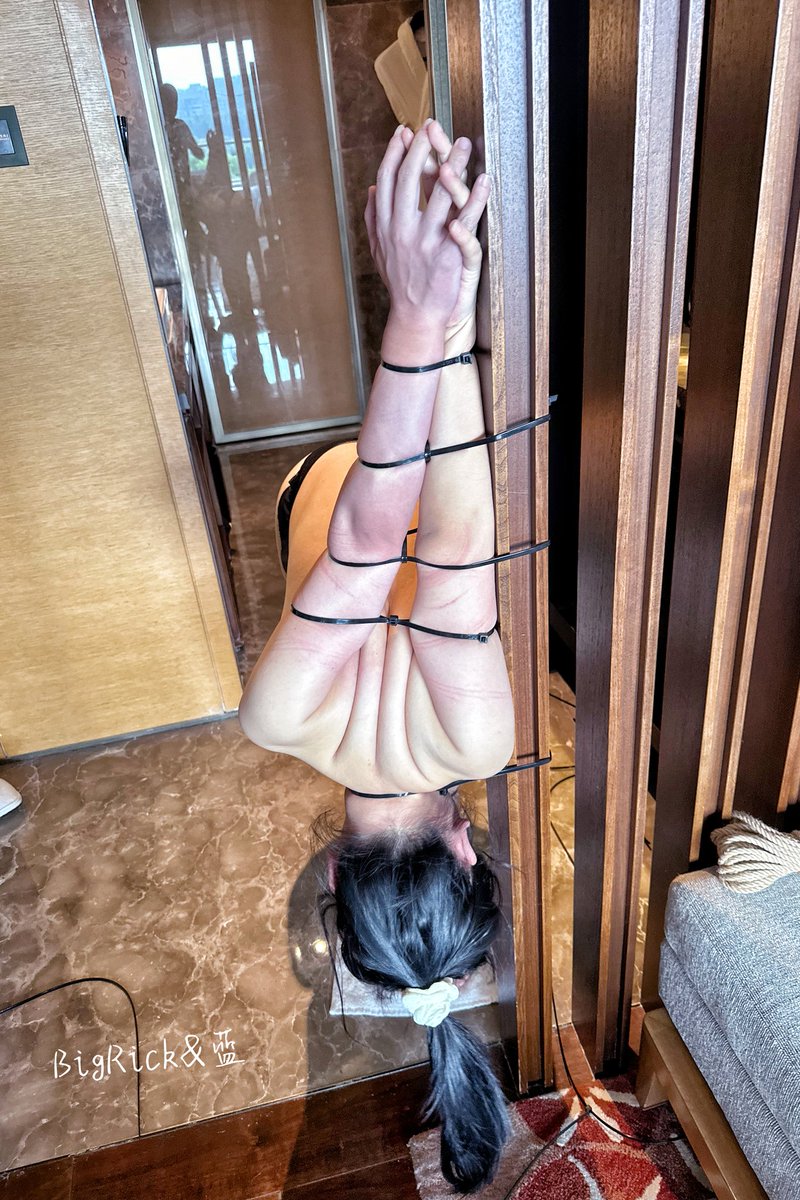 扎带紧缚—色差对比
缚手:<a href="/Easy2doties/">BigRickbound</a> 
#紧缚 #bondage