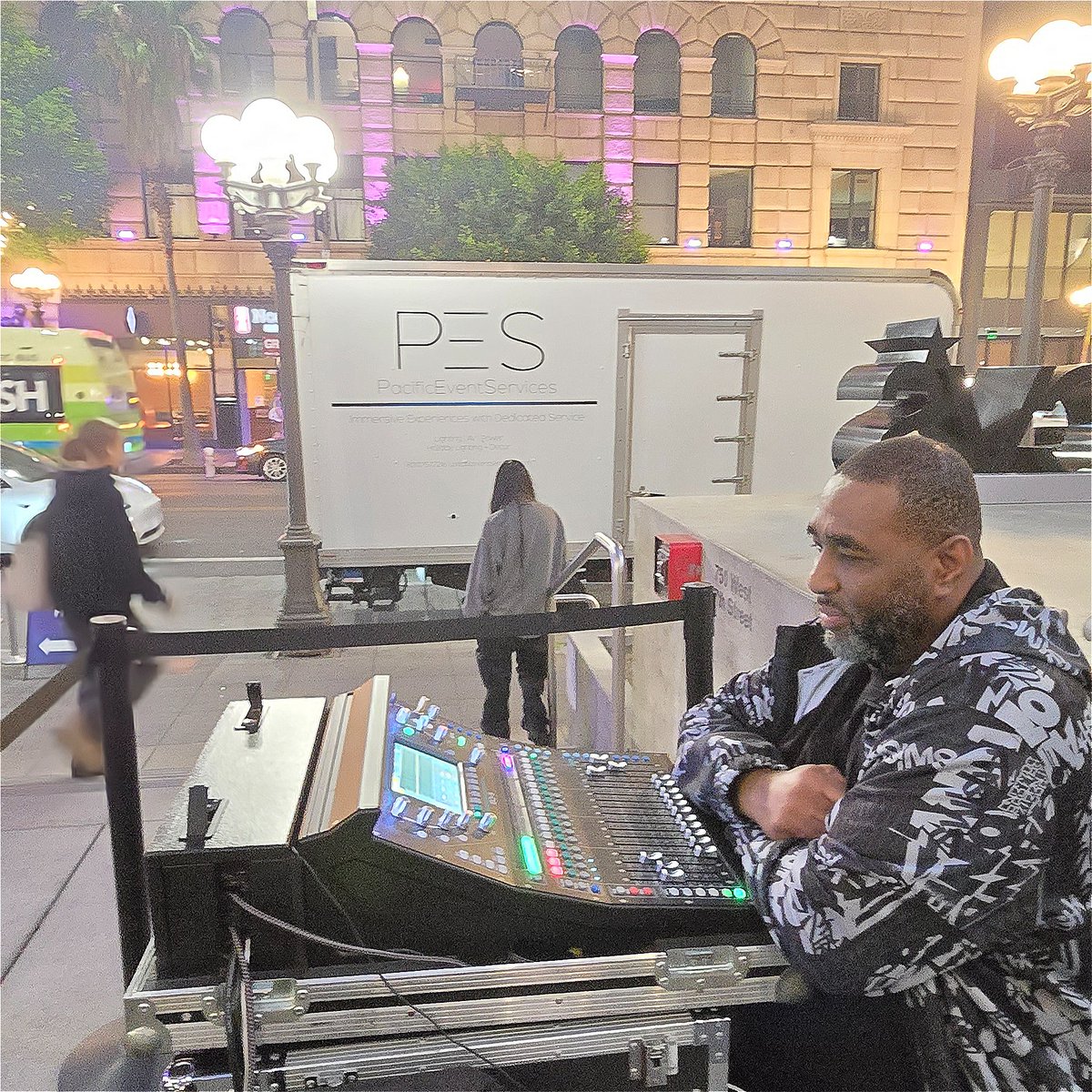 mynstoq's tweet image. A behind-the-scenes moment from our collaboration with DTLA Alliance, where we transformed Downtown Los Angeles with strategic tree lighting. 

#LightingInstallation #DTLATransformation #ImmersiveDesign #PacificEventServices #EventLightingExperts