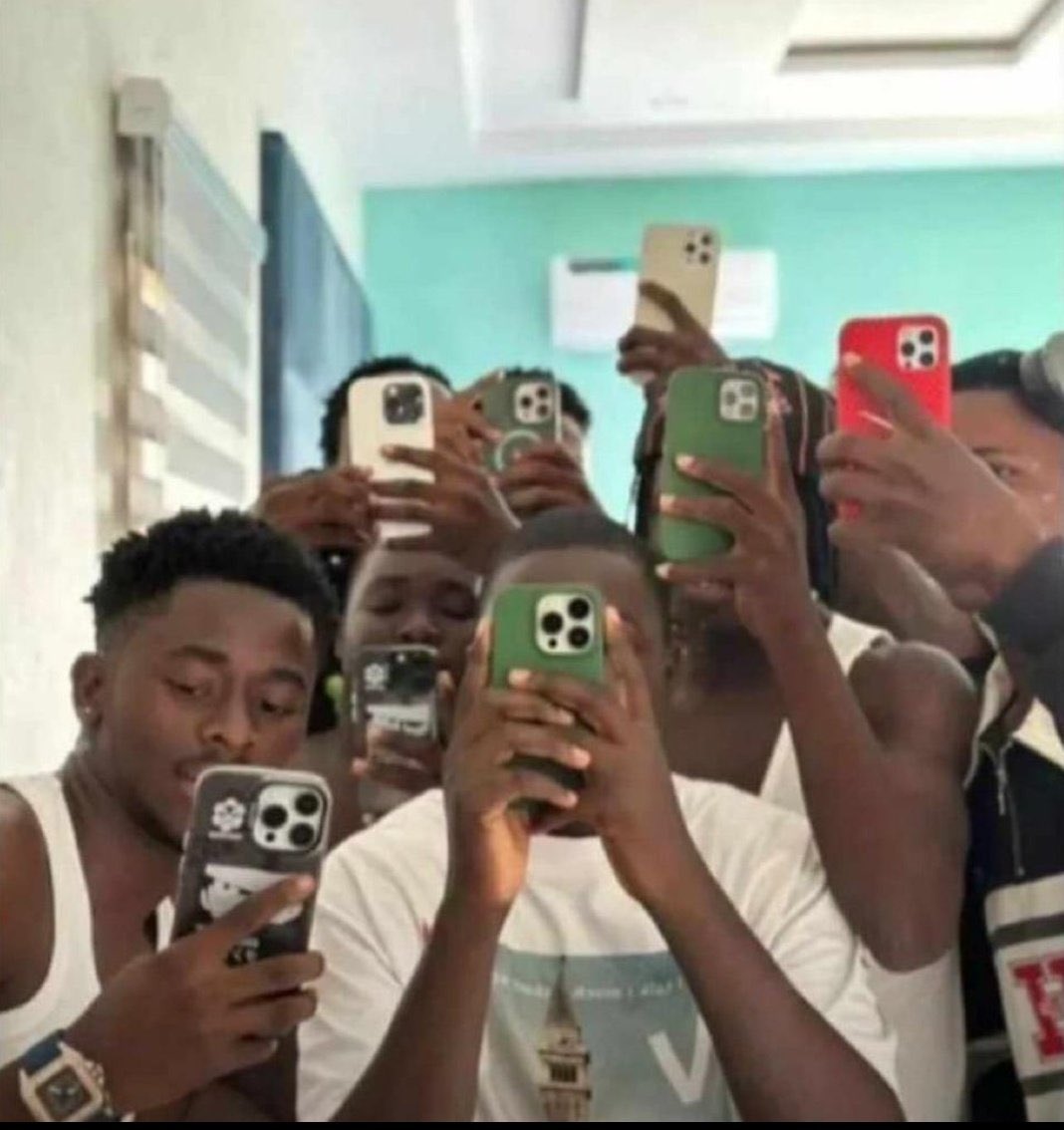 If your boyfriend still taking such pics in 2025 your dating a nuisance 😁😁😁🚮