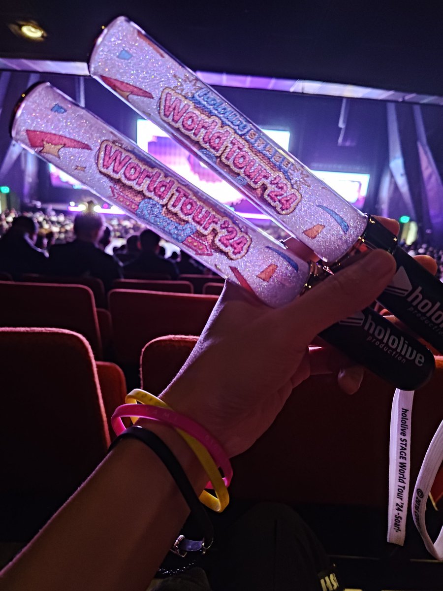 jerry05014's tweet photo. 第一次參與最愛的vtuber團演唱會與線下見面會
每一首歌幾乎都有聽過也都是個人的原創曲
而且能跟大家一起拿著螢光棒節奏劃一的打call也非常感動
最驚訝的還是竟然唱了王心凌的愛你，我的天太秀了寶寶
真的很慶幸自己有參加，太感動了 是含著淚應援
#hololiveSTAGE24 https://t.co/lTgcAj32Tm