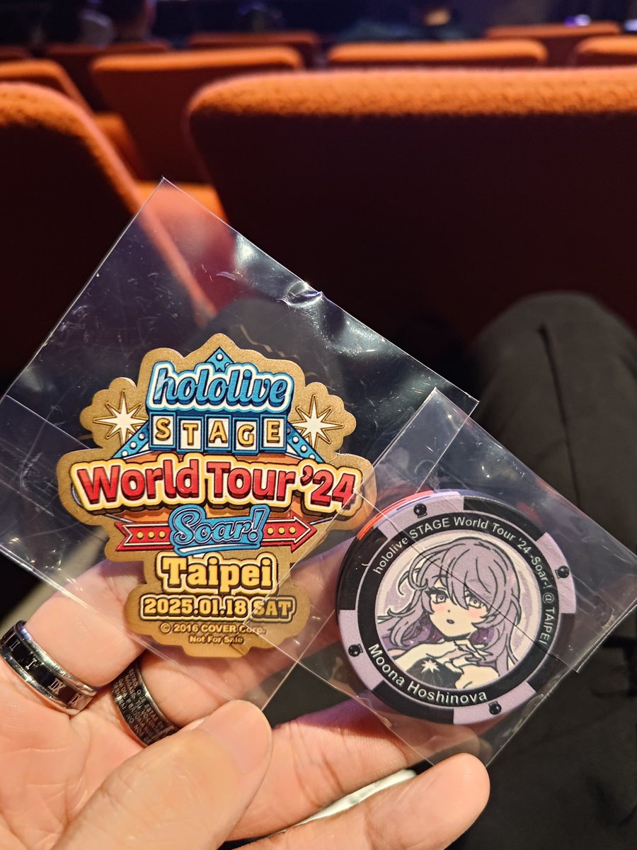 jerry05014's tweet photo. 第一次參與最愛的vtuber團演唱會與線下見面會
每一首歌幾乎都有聽過也都是個人的原創曲
而且能跟大家一起拿著螢光棒節奏劃一的打call也非常感動
最驚訝的還是竟然唱了王心凌的愛你，我的天太秀了寶寶
真的很慶幸自己有參加，太感動了 是含著淚應援
#hololiveSTAGE24 https://t.co/lTgcAj32Tm