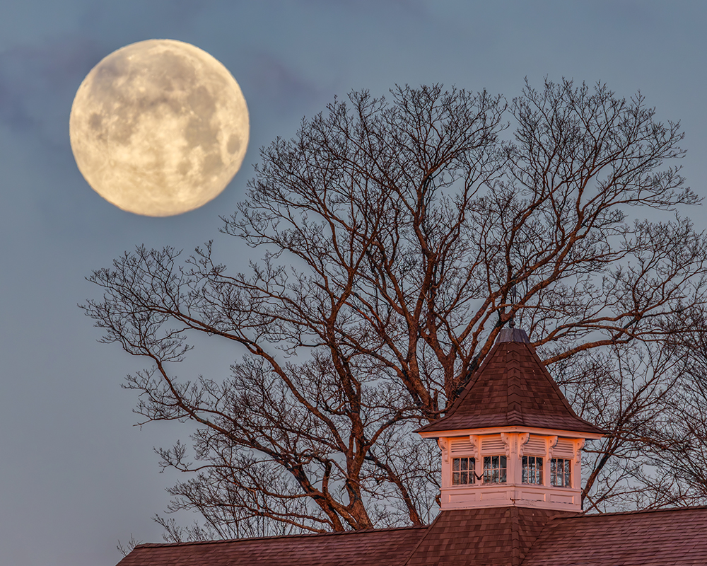 UConnCAHNR's tweet photo. The full Wolf moon rising in the morning above Jacobson barn earlier this week. 🌕

📸 @miltonlevin https://t.co/rIWLzeBWSI
