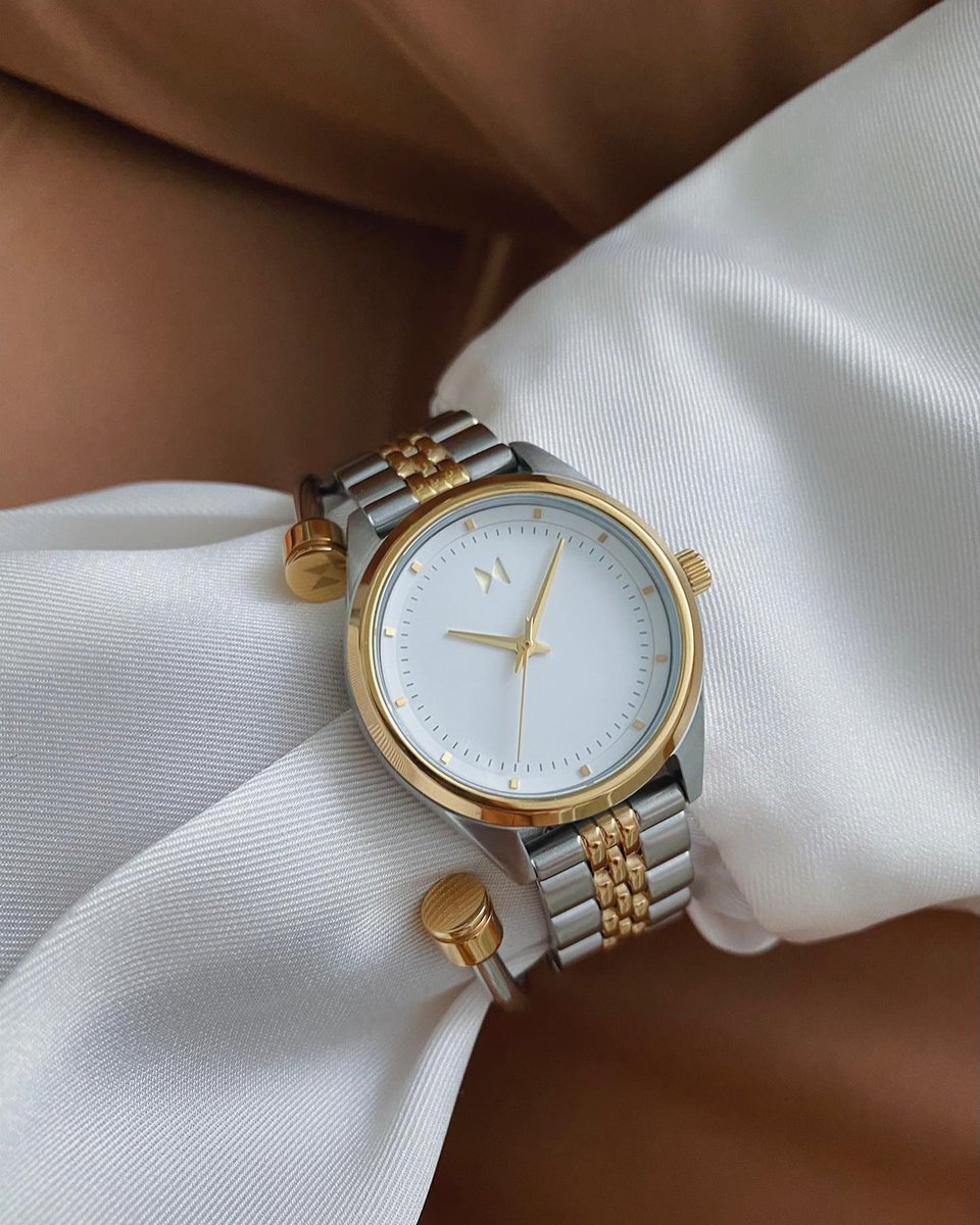 Accessorizing is the best way to express yourself. 💎⌚