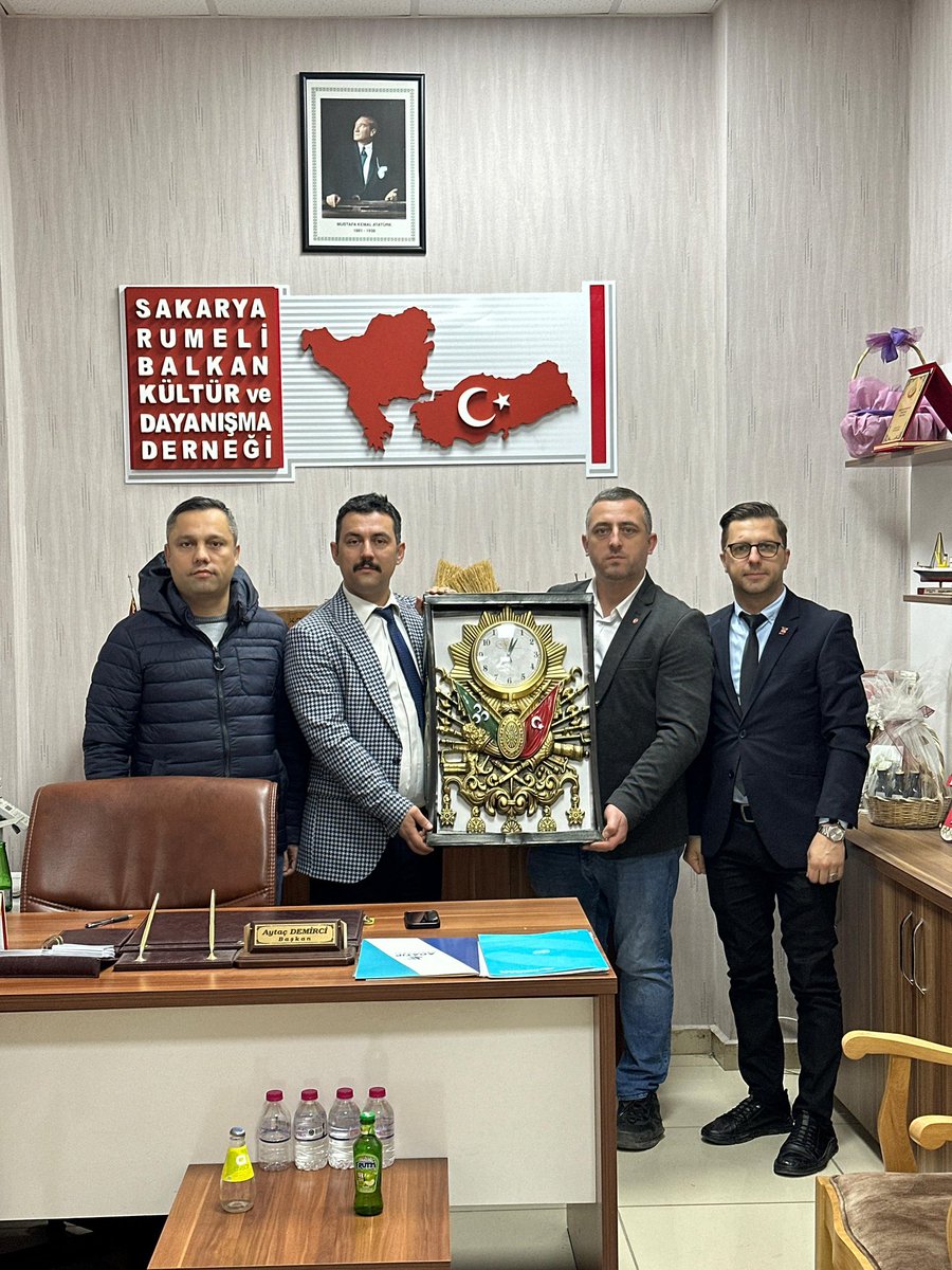 RumeliSakarya's tweet photo. Gönlü Rumeli Sevdası ile atan kıymetli hemşerilerimizden 
Ahmet Onur Özkurt ve Murat Haliloğlu 
Dernek Başkanımız
Aytaç Demirci’ye  yeni dönem için hayırlı olsun  dileklerini ilettiler .
Kendilerine nazik ziyaretleri için teşekkür ederiz . https://t.co/yiZ9ZJ9Voe