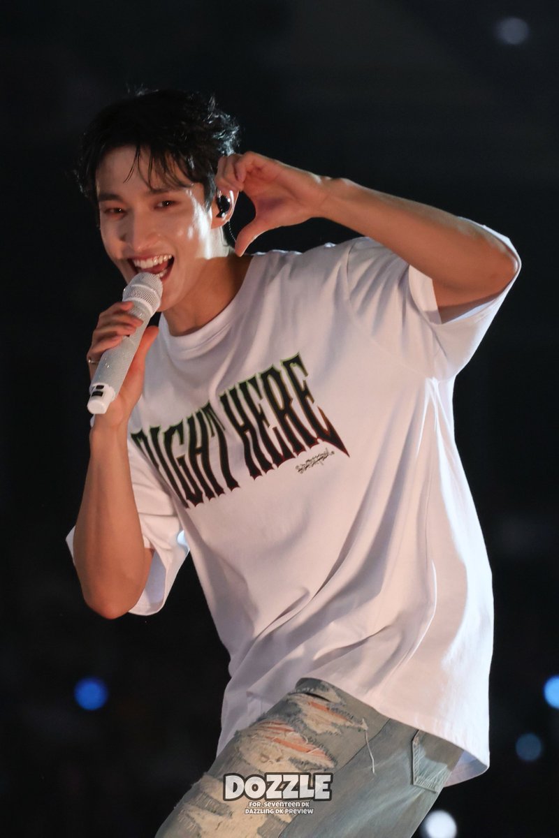 KyeomsBaekery's tweet photo. Dokyeom is glowing🥹🥹🥹 https://t.co/slG7hwc1yb