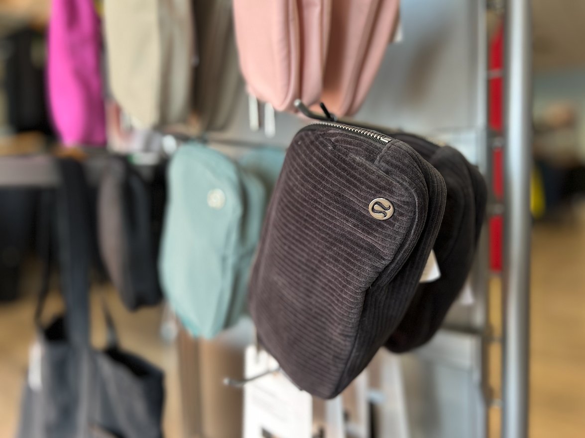 FleetFeetBlm's tweet image. Cold weather getting you down? 🥶 Warm up with the #NOWINSTORE lululemon Thermal Fleece Legging in 25" &amp;amp; 28" inseams! Pair these comfy pants with a cute Panda hat from Sprints and a lulu Everywhere Belt Bag and Swiftly Tech Long Sleeve &amp;amp; you'll be cozy AND bright! 

#blono