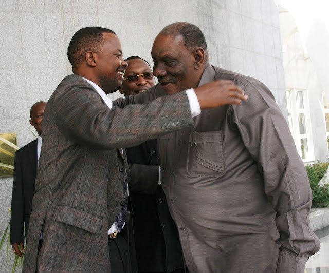 📍Dodoma, 2013

Waziri wa nchi, Ofisi ya ya Rais (mahusiano na Uratibu) na Mbunge wa Bunda Mhe Steven Wasira (kulia) akikumbatiana na Mbunge wa Arusha mjini Mhe Godbless Lema katika viwanja vya Bunge Jijini Dodoma.