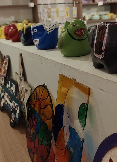 Tanv_ism's tweet photo. Went to Playful Palette cafe today for lunch, was surprised that I can make some art work along with eating food. Mosaic crafts, paintings vases and tote bags among a few things! Food was average at best but the place looked aesthetic! 6/10 https://t.co/IIVfzL2Qd2