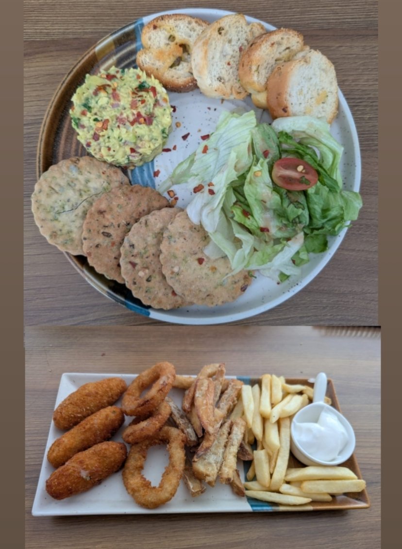 Tanv_ism's tweet photo. Went to Playful Palette cafe today for lunch, was surprised that I can make some art work along with eating food. Mosaic crafts, paintings vases and tote bags among a few things! Food was average at best but the place looked aesthetic! 6/10 https://t.co/IIVfzL2Qd2