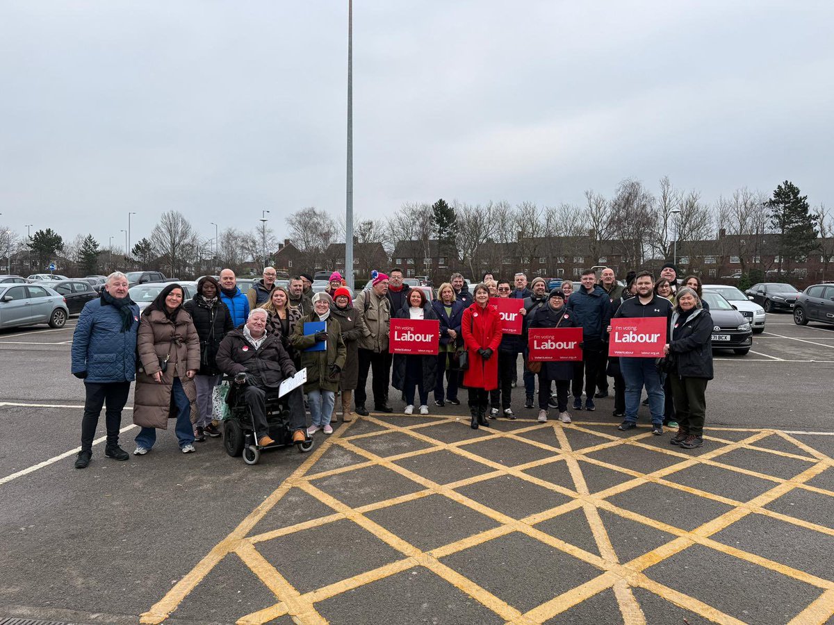 Cllr_SmallNick's tweet image. The gang together today. Lockdown Lyn flicking ash like the Dot Cotton. Banksey offering references for taxi drivers. Paul 3 for nifty Brant never off the blower. Harry Caplin taking non stop selfies and John Prince breaking the world record for not combing his wig for 9 years.