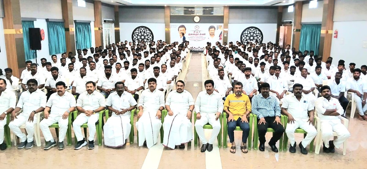 dmk_youthwing's tweet photo. பரமக்குடி சட்டமன்ற தொகுதி பாக இளைஞர்களுக்கான சமூக வலைத்தளப் பயிற்சி கழக இளைஞர் அணிச் செயலாளர்-மாண்புமிகு துணை முதலமைச்சர் @Udhaystalin அவர்களின் ஆலோசனையின் பேரில், மாநில துணைச் செயலாளர் @GprMadurai முன்னிலையில் இன்று நடைபெற்றது. 

இந்நிகழ்வில் சமூக வலைத்தளங்களைப் பயன்படுத்த வேண்டியதன் அவசியம் குறித்து @mathimaran அவர்களும், சமூக வலைத்தளத்தை ஆக்கப்பூர்வமாக எவ்வாறு பயன்படுத்துவது என்பது குறித்து 
@Illamaran21 அவர்களும் பயிற்சி அளித்தனர்.

மாறி வரும் அரசியல் சூழலுக்கேற்ப சமூக வலைத்தளத்தைப் பயன்படுத்த வேண்டியதன் முக்கியத்துவம் இந்நிகழ்வில் எடுத்துரைக்கப்பட்டது. 

#DMKYW_SMTraining  @RRajakannappan @kvmuthuramaling @Inba_AN_Ragu @SampathRaja
