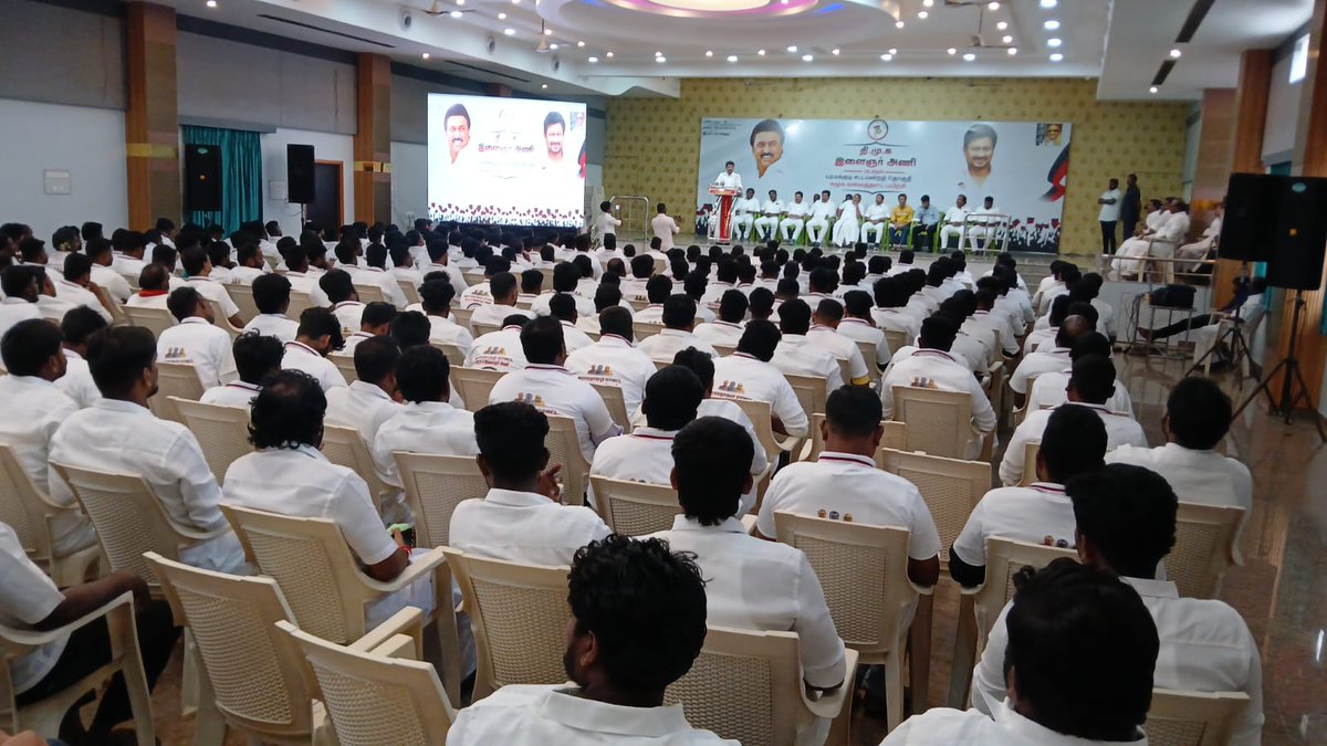 dmk_youthwing's tweet photo. பரமக்குடி சட்டமன்ற தொகுதி பாக இளைஞர்களுக்கான சமூக வலைத்தளப் பயிற்சி கழக இளைஞர் அணிச் செயலாளர்-மாண்புமிகு துணை முதலமைச்சர் @Udhaystalin அவர்களின் ஆலோசனையின் பேரில், மாநில துணைச் செயலாளர் @GprMadurai முன்னிலையில் இன்று நடைபெற்றது. 

இந்நிகழ்வில் சமூக வலைத்தளங்களைப் பயன்படுத்த வேண்டியதன் அவசியம் குறித்து @mathimaran அவர்களும், சமூக வலைத்தளத்தை ஆக்கப்பூர்வமாக எவ்வாறு பயன்படுத்துவது என்பது குறித்து 
@Illamaran21 அவர்களும் பயிற்சி அளித்தனர்.

மாறி வரும் அரசியல் சூழலுக்கேற்ப சமூக வலைத்தளத்தைப் பயன்படுத்த வேண்டியதன் முக்கியத்துவம் இந்நிகழ்வில் எடுத்துரைக்கப்பட்டது. 

#DMKYW_SMTraining  @RRajakannappan @kvmuthuramaling @Inba_AN_Ragu @SampathRaja